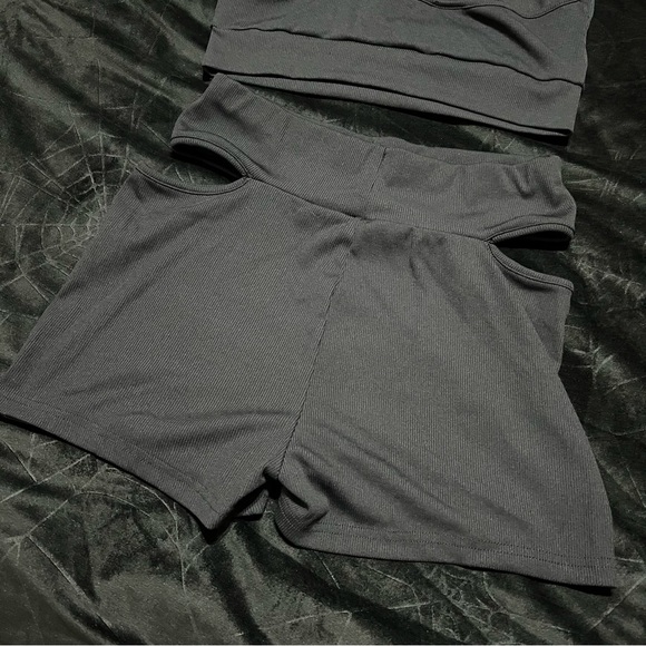 Colorblock Criss Cross Top & Cut Out Biker Shorts (Large) - Picture 3 of 10